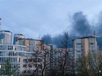 Aumentan a cinco los muertos y 40 los heridos en un ataque de Rusia contra la capital de Ucrania