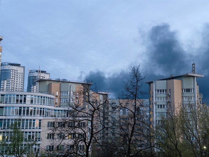 16 de abril de 2026, Kiev, Ucrânia: Uma nuvem de fumaça preta se eleva por trás de blocos de apartamentos durante um ataque combinado em grande escala da Rússia contra Kiev, na Ucrânia, em 16 de abril de 2026. Na noite de quinta-feira, as forças russas at