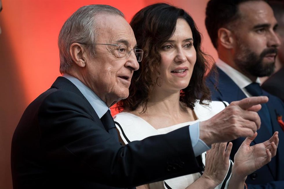 Archivo - El presidente del Real Madrid, Florentino Pérez, y la presidenta de la Comunidad de Madrid, Isabel Díaz Ayuso, durante la entrega de la Medalla de Oro de la Administración autonómica al futbolista del Real Madrid, Dani Carvajal