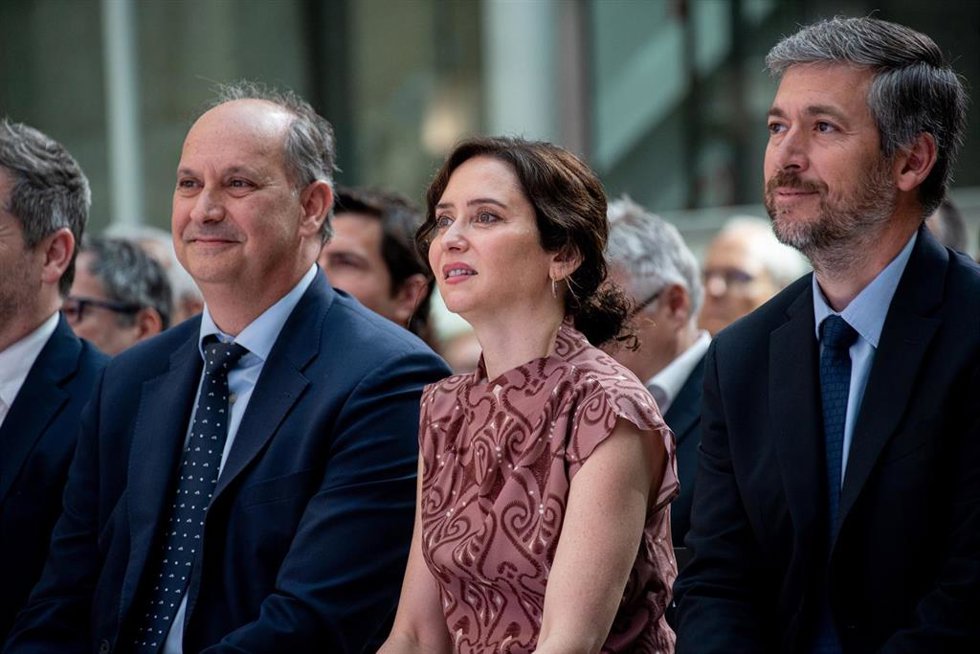 La presidenta de la Comunidad de Madrid, Isabel Díaz Ayuso (c), el Consejero de Presidencia, Justicia y Administración Local, Miguel Ángel García Martín (d), y el consejero de Digitalización, Miguel López-Valverde Argüeso (i), presenta el avatar SOL, a 2
