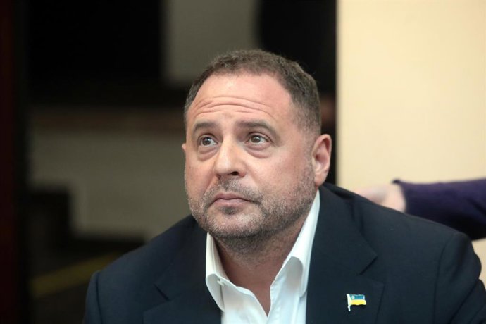 13 de maio de 2026, Kiev, Ucrânia: O ex-chefe do Gabinete do Presidente da Ucrânia, Andriy Yermak (à direita), suspeito de lavagem de dinheiro, comparece a uma audiência no Tribunal Superior Anticorrupção da Ucrânia (HACC), em Kiev, Ucrânia, em 13 de maio