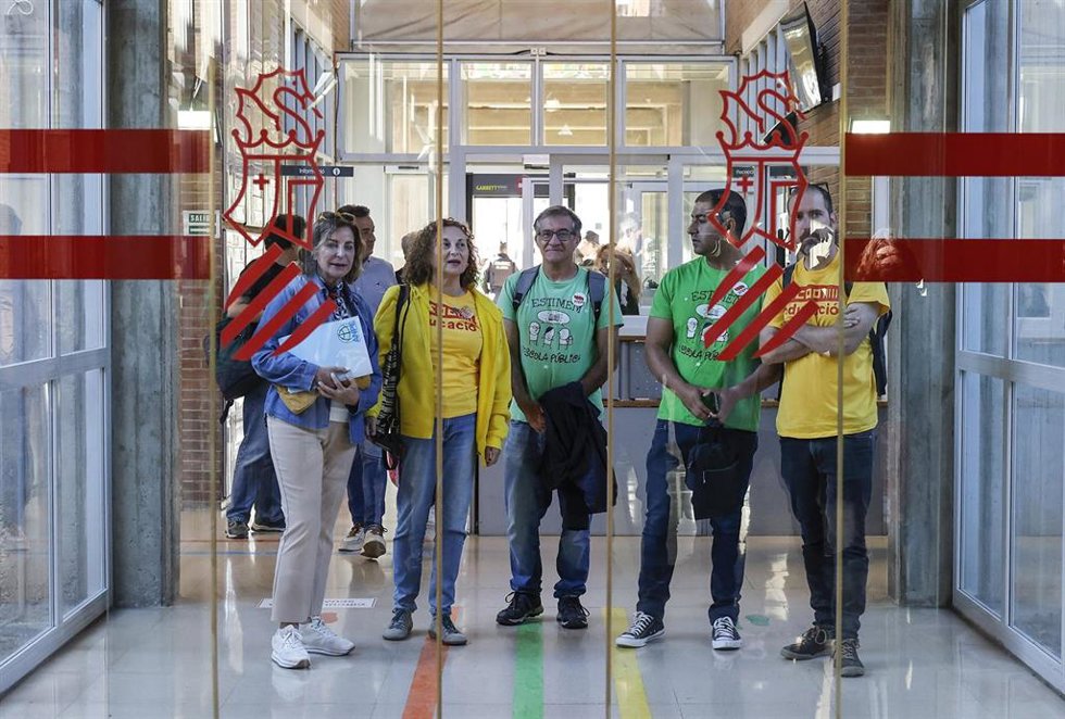 Representantes sindicales a las puertas de la Conselleria de Educación