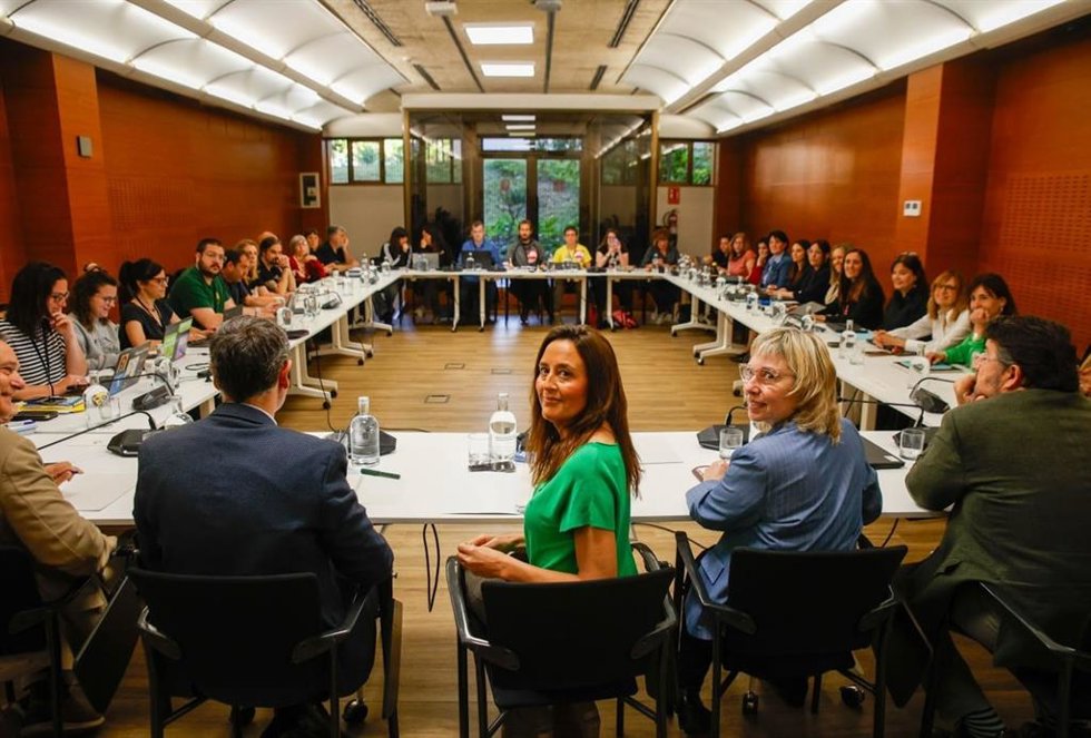 Esther Niubó, en el centro, junto a representantes sindicales en la mesa sectorial de este jueves en el departamento