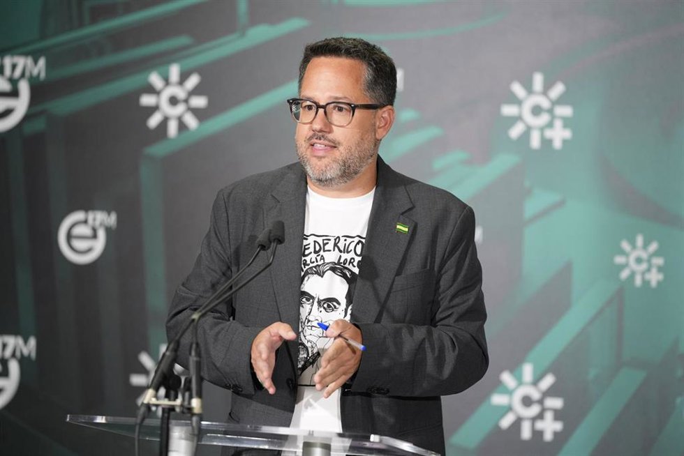 El candidato de Adelante Andalucía a la Presidencia de la Junta de Andalucía, José Ignacio García, en una atención a los medios tras el debate celebrado en Canal Sur. Imagen de archivo.