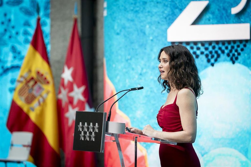 La presidenta de la Comunidad de Madrid, Isabel Díaz Ayuso, durante la entrega de las Grandes Cruces de la Orden del Dos de Mayo, en la Puerta del Sol de Madrid, a 2 de mayo de 2026, en Madrid (España). El Consejo de Gobierno de la Comunidad de Madrid con