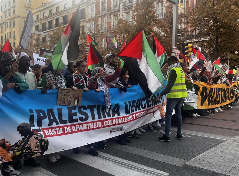 Archivo - Cabecera de la manifestación a su paso por el paseo Independencia de Zaragoza.
