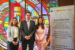 De izquierda a derecha, la vicerrectora de de Emprendimiento, Empleabilidad y Formación Permanente, María José Vieira; el decano del Colegio de la Abogacía de León, David Díez Revilla y la coordinadora de las dos microcredenciales, Marta González.