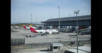 Los vuelos internacionales desde España se abaratan casi un 19% y los hoteles se encarecen un 7% en abril