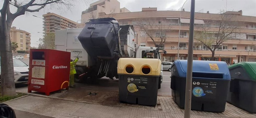 Archivo - Camión de Emaya recogiendo la basura de los contenedores, en una foto de archivo.