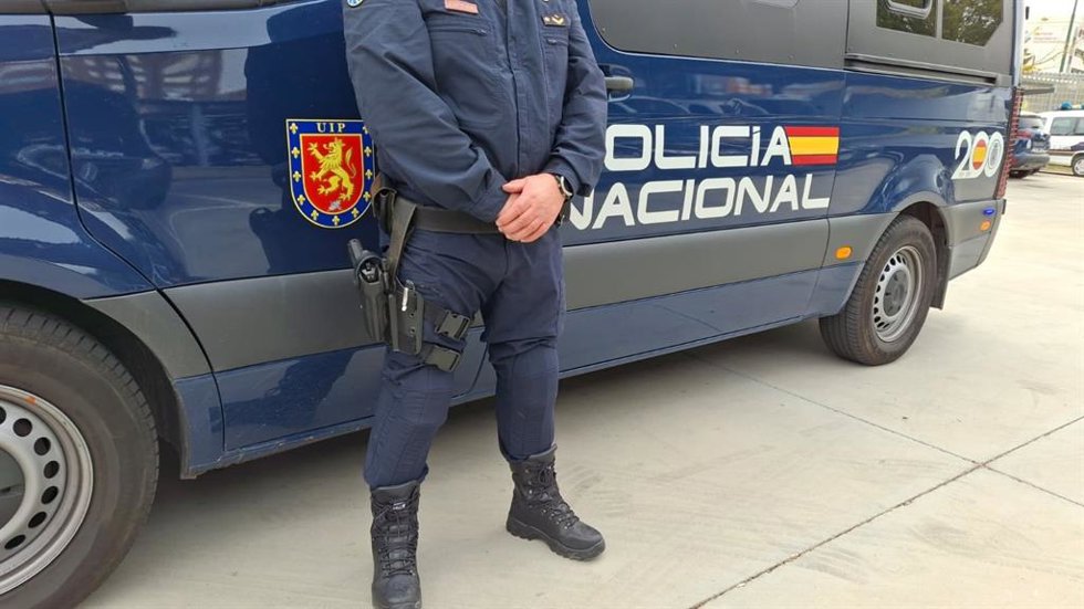 Archivo - Sucesos.- Dos detenidos en Sevilla tras interceptar diez kilos de hachís en un vehículo con compartimento secreto