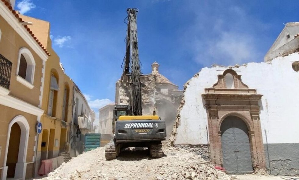 Trabajos de demolición en la antigua iglesia de San Francisco de Cuevas del Almanzora (Almería).