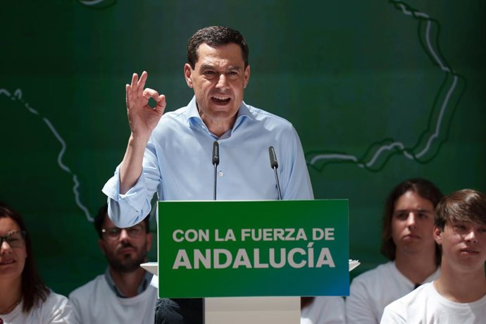 O presidente do PP da Andaluzia e candidato à reeleição, Juanma Moreno, participa de um comício na capital de Cádiz. Em 13 de maio de 2026, em Cádiz (Andaluzia, Espanha). Juanma Moreno participou nesta quarta-feira de um comício na 