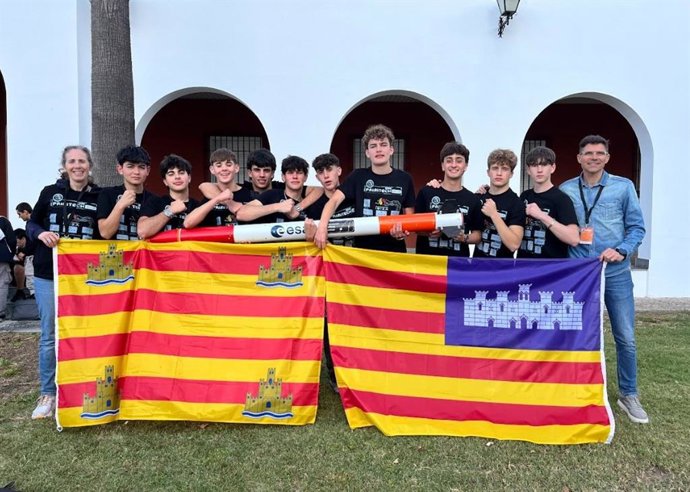 Estudiantes del IES Balàfia ganadores en el proyecto CanSat 2026 junto con su profesora Chelo Carrión.