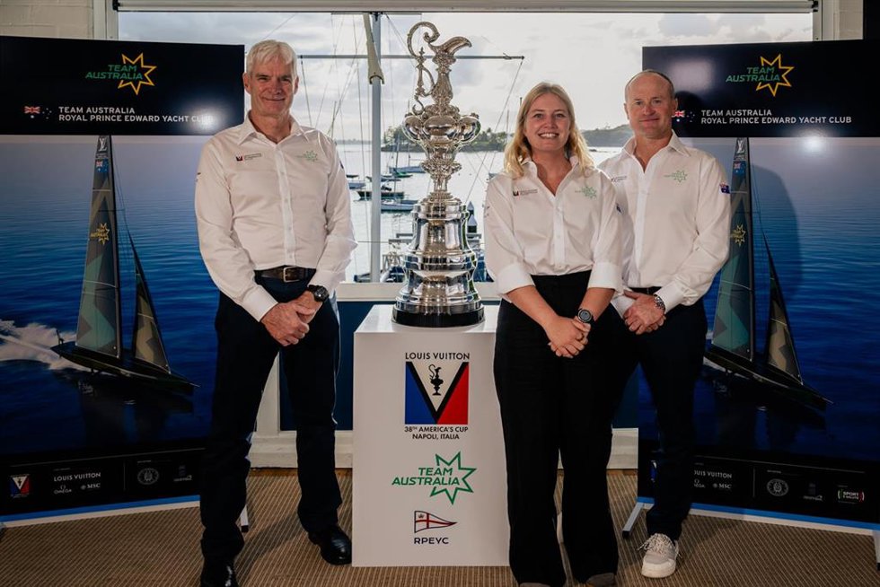 De dcha a izda: Grant Simmer, Tash Bryant y Glenn Ashby tras la presentación del equipo de Australia para la 38 Copa América de vela