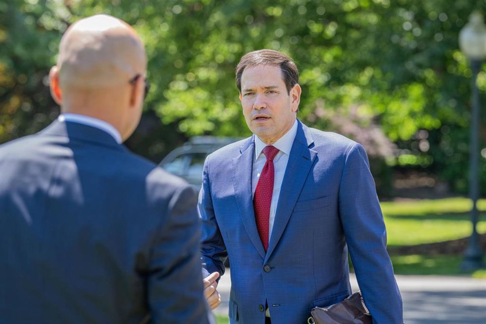 El secretario de Estado, Marco Rubio, antes de embarcarse en su viaje a China junto al presidente, Donald Trump. 