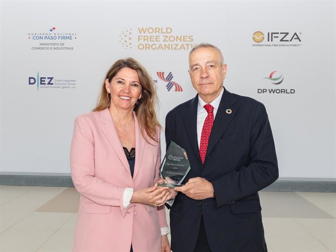 El presidente ejecutivo del CZFB, Pere Navarro, y la directora general, Blanca Sorigué