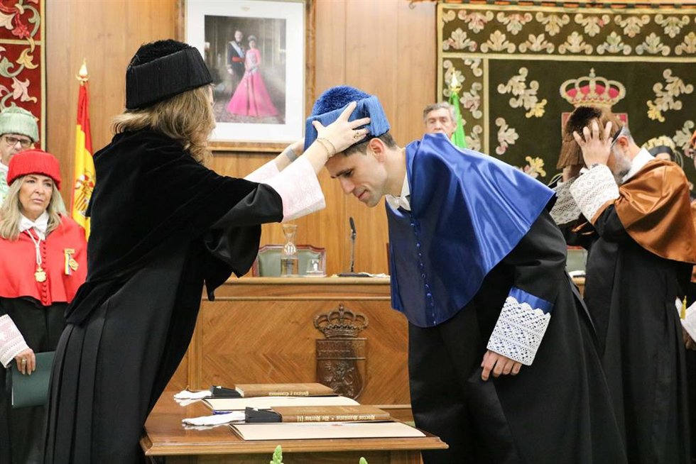 Archivo - César de la Fuente en una imagen de archivo de la ceremonia de investidura como doctor Honoris Causa de la ULE.