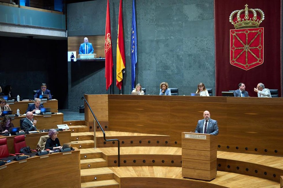 El consejero de Economía y Hacienda, José Luis Arasti, interviene en el pleno del Parlamento de Navarra.