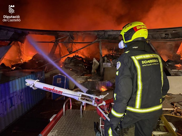 Bombers sufoquen incendi a la Vall d'Alba