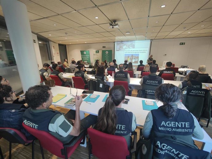 Agentes medioambientales se forman en Granada en la estrategia contra el veneno.