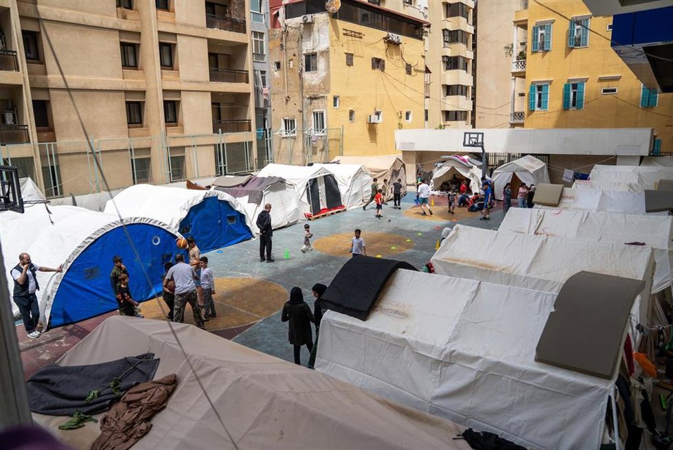 Archivo - Niños en un patio con tiendas de campaña en un refugio temporal en la capital de Líbano, Beirut