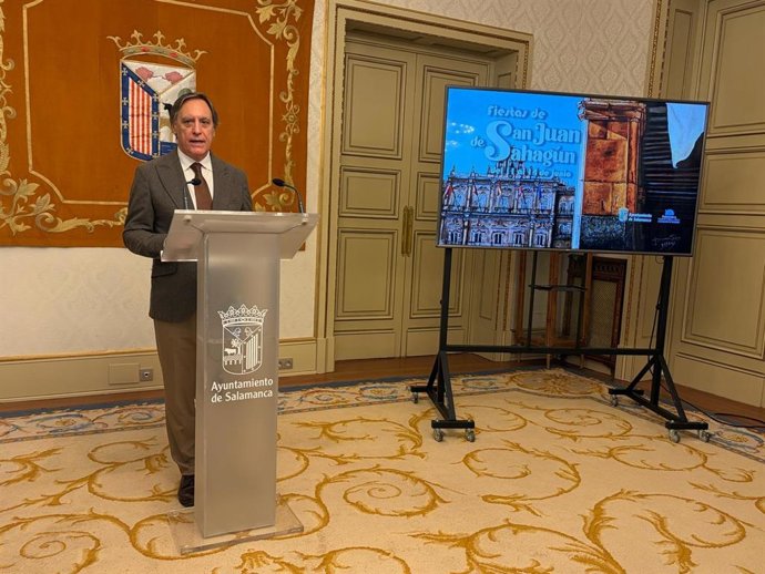El alcalde de Salamanca, Carlos García Carbayo, durante la presentación de las fiestas de San Juan de Sahagún