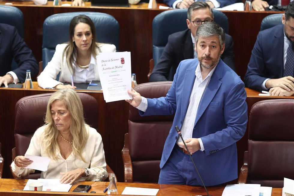 (I-D) La consejera de Economía, Hacienda y Empleo de la Comunidad de Madrid, Rocío Albert, y el consejero de la Presidencia, Miguel Ángel García Martín, durante una sesión plenaria en la Asamblea de Madrid, a 7 de mayo de 2026, en Madrid (España).