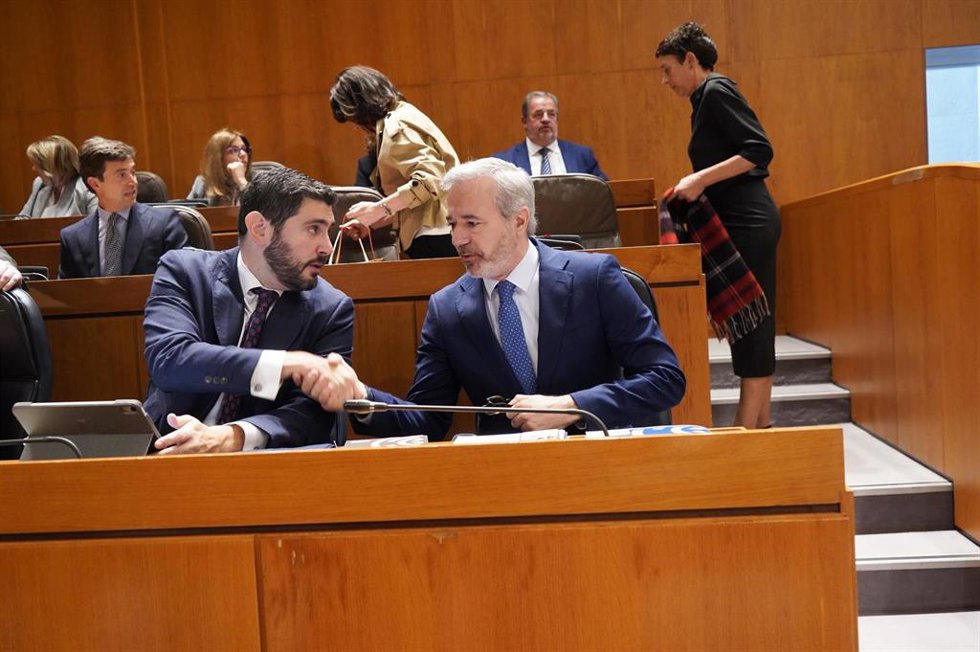 El presidente del Gobierno de Aragón, Jorge Azcón, y el vicepresidente, Alejandro Nolasco, en la sesión plenaria de las Cortes.