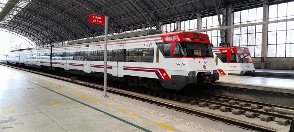 Archivo - Tren de Renfe en la estación de Abando en Bilbao.