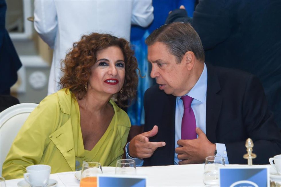 Archivo - La candidata a presidir la Junta de Andalucía, María Jesús Montero, y el ministro de Agricultura, Luis Planas, en una imagen de archivo. 