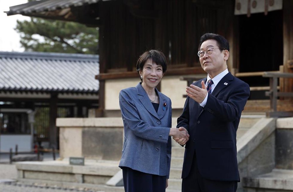 Archivo - La primera ministra de Japón, Sanae Takaichi, junto al presidente de Corea del Sur, Lee Jae Myung, en una reciente visita en Nara.