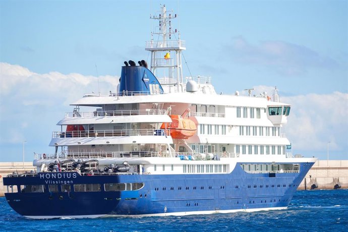 Vista del crucero MV Hondius atracado en el puerto de Granadilla.