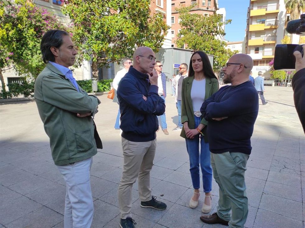 Jorge Buxadé con otros miembros de Vox en su paso por la capital jiennense