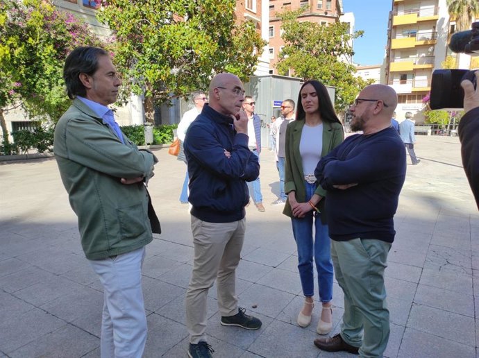 Jorge Buxadé con otros miembros de Vox en su paso por la capital jiennense