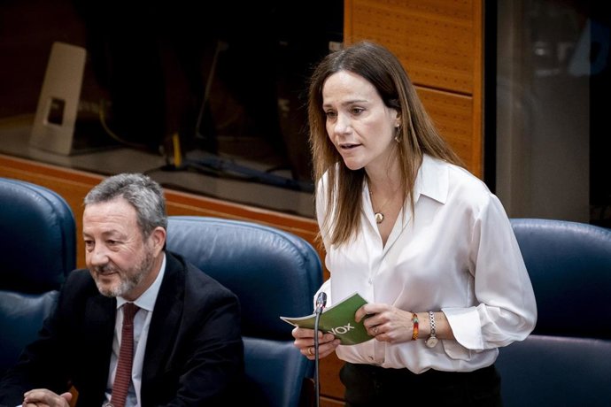 Archivo - La portavoz de Vox en la Asamblea de Madrid, Isabel Pérez Moñino (d), durante una sesión plenaria en la Asamblea de Madrid, a 12 de marzo de 2026, en Madrid (España). La nueva consejera de Educación, Ciencia y Universidades comparece hoy en la A