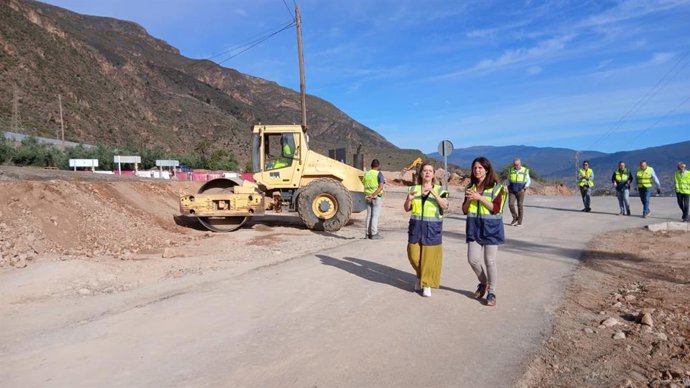 La delegada territorial de Fomento, Articulación del Territorio y Vivienda de la Junta en Almería, Dolores Martínez, durante la visita a las obras de seguridad vial en la A-348 a su paso por Huécija.
