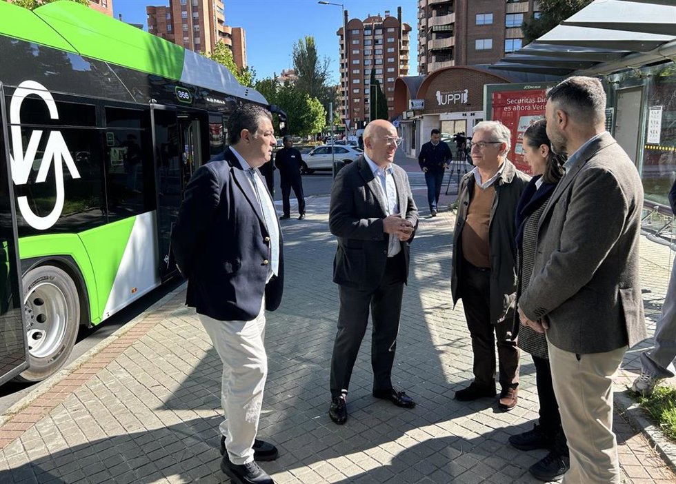 El alcalde de Valladolid, Jesús Julio Carnero, conversa con otros representantes políticos y empresariales.