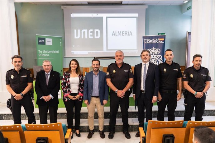 Representantes institucionales y policiales en las V Jornadas UNED y Policía Nacional sobre inteligencia artificial en Almería.