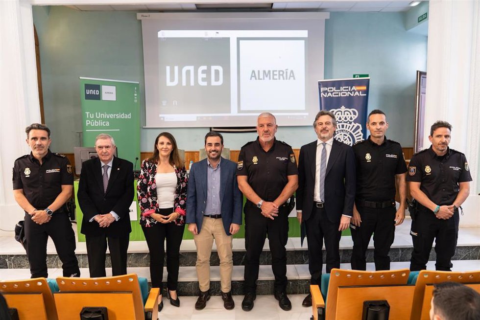 Representantes institucionales y policiales en las V Jornadas UNED y Policía Nacional sobre inteligencia artificial en Almería.