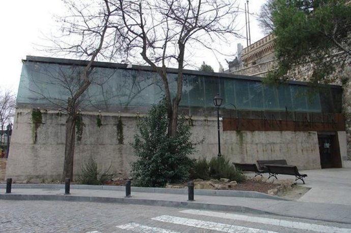 Archivo - Piscina cubierta del Salto del Caballo en Toledo