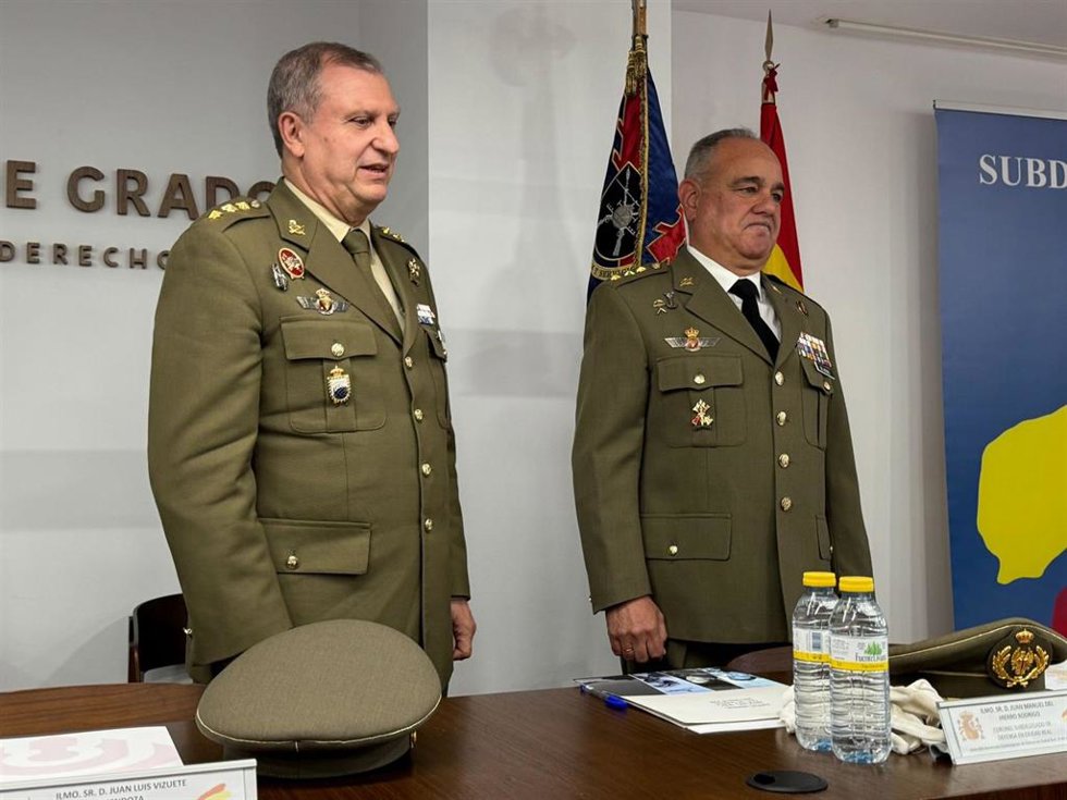 El subdelegado de Defensa en Ciudad Real, Juan Manuel del Hierro, y el delegado en Castilla-La Mancha, Juan Luis Vizuete.