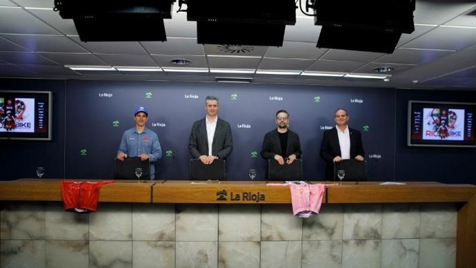 Director general de Deporte y Juventud, Diego Azcona, junto al presidente de Logroño Deporte, Francisco Iglesias; el ciclista riojano, Carlos Coloma; y el director de Esedos Events, Aitor Jiménez, presentan una nueva edición de ‘La Rioja Bike Experience