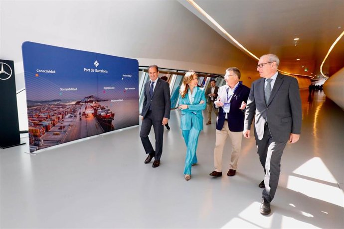 La alcaldesa de Zaragoza, Natalia Chueca, conversa con el presidente del Port de Barcelona, José Alberto Carbonell.