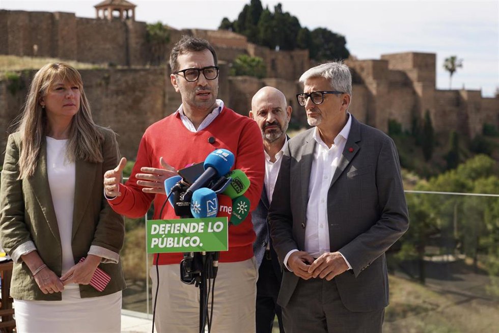 El vicepresidente primero del Gobierno y ministro de Economía, Comercio y Empresa, Carlos Cuerpo, y el secretario general del PSOE de Málaga y candidato, Josele Aguilar, atienden tras reunirse con mujeres empresarias en Málaga