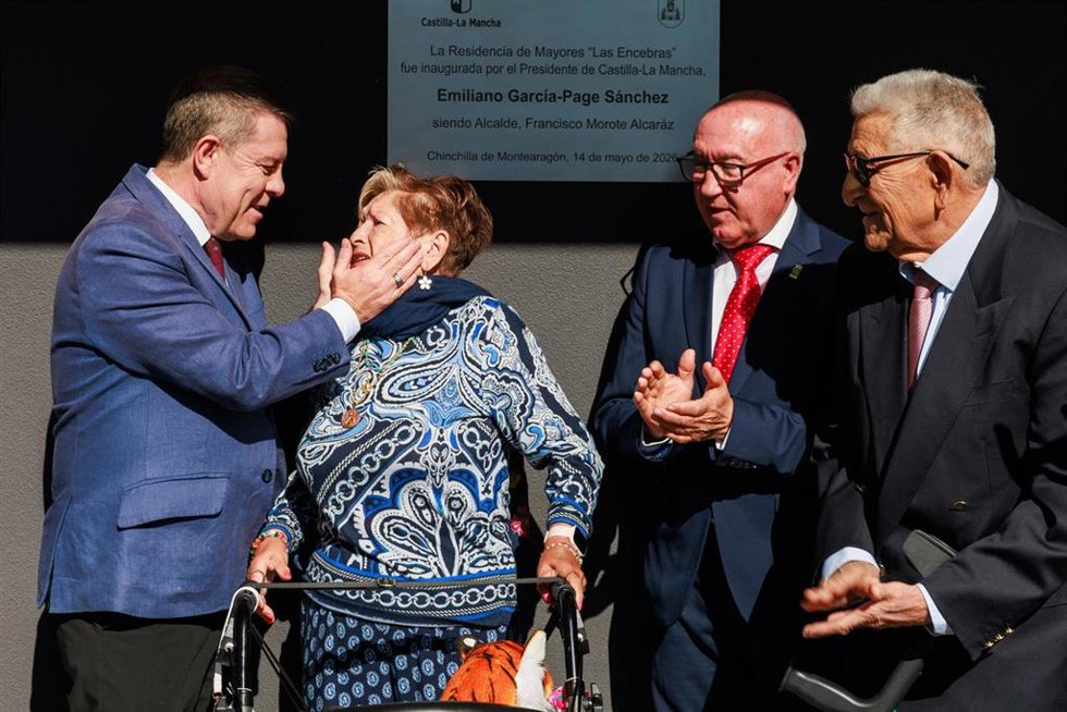 El jefe del Gobierno regional, Emiliano García-Page, inaugura, en Chinchilla de Montearagón, la residencia de mayores ‘Las Encebras’.