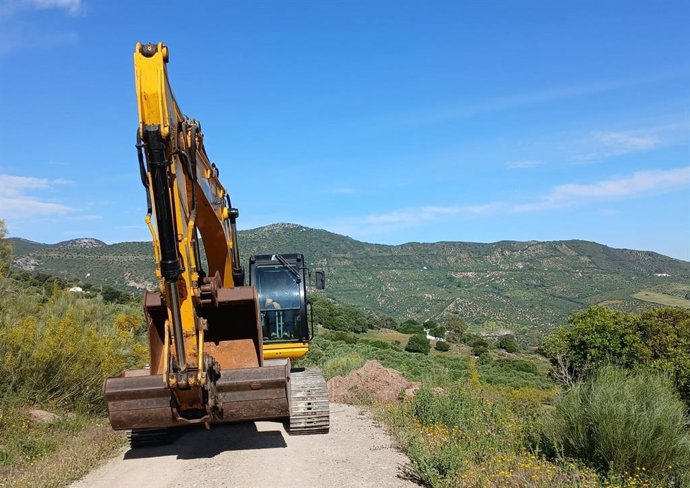 Una máquina trabajando en las obras de emergencia en la Cañada del Cordero, una vía pecuaria de Grazalema, en la Sierra de Cádiz.