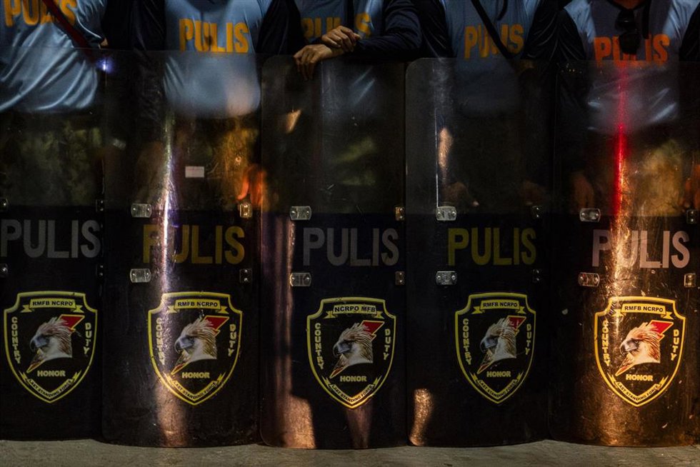 Imagen de archivo del dispositivo policial puesto en marcha después de que el senador filipino Ronald Dela Rosa se atrincherara en el Senado.