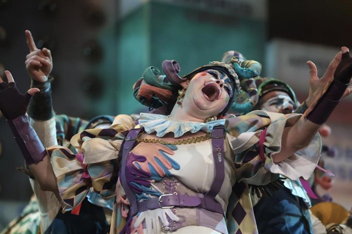 Archivo - Integrantes de la comparsa DSAS3, de Jesús Bienvenido, primer premio en la modalidad en el Concurso Oficial de Agrupaciones del Carnaval de Cádiz.