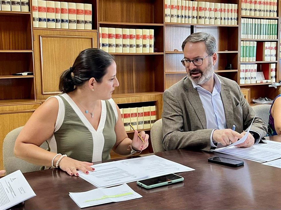 Archivo - La delegada de Fomento, Articulación del Territorio y Vivienda de la Junta en Córdoba, Carmen Granados, en una imagen de archivo junto al delegado del Gobierno andaluz en Córdoba, Adolfo Molina.