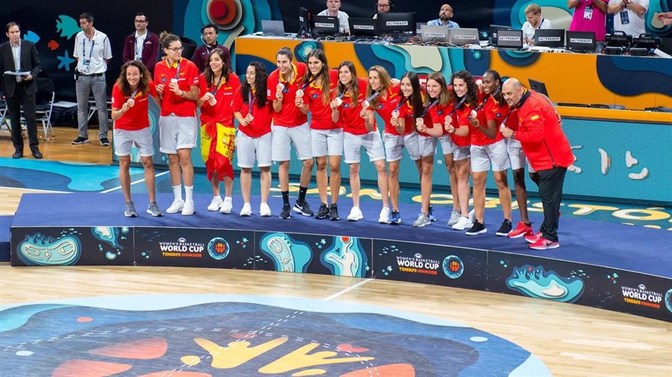 Archivo - Las jugadores de la selección femenina de baloncesto celebran su medalla de bronce en el Mundial de 2018 celebrado en Tenerife